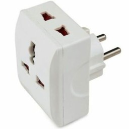გამანაწილებელი ადაფტეტი Surge Protection adapter for connectingtransforming electronic devices with a United Kingdom power plug to Schuko power outlets.