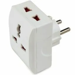 გამანაწილებელი ადაფტეტი Surge Protection adapter for connectingtransforming electronic devices with a United Kingdom power plug to Schuko power outlets.